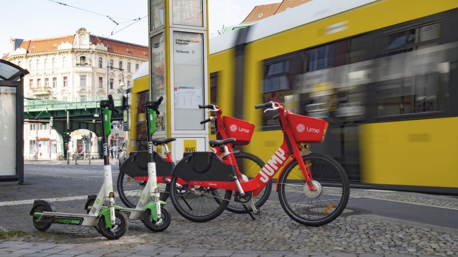 Knallrot und schnell: Lime bringt Jump-Pedelecs zurück auf Berlins Straßen