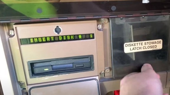 Boeing 747 wird noch per Floppy-Disk mit Updates versorgt Boeing 747 wird noch per Floppy-Disk mit Updates versorgt