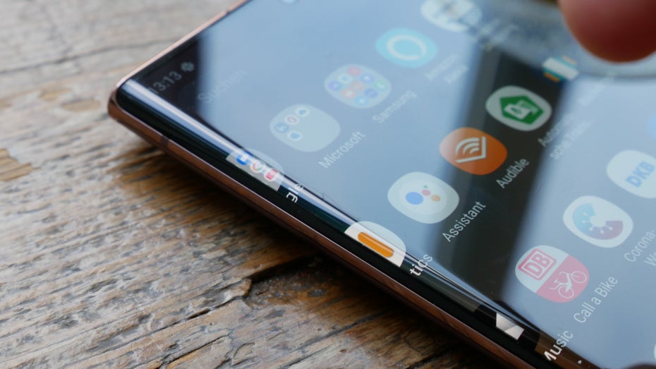 Der Bildschirm des Samsung Galaxy Note 20 Ultra zieht sich leicht über die Gehäuseseiten