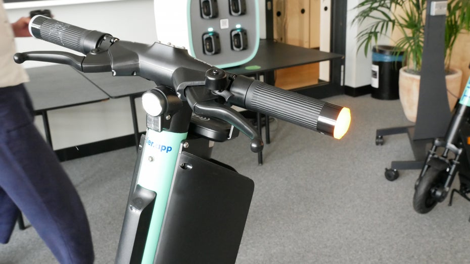 Der neue E-Scooter von Tier Mobility mit Blinker am Lenker. (Foto: t3n)