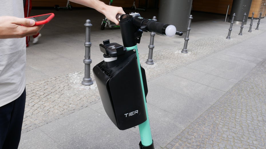 Tier Mobility E-Scooter mit „Smartbox“ für den Helm. (Foto: t3n)