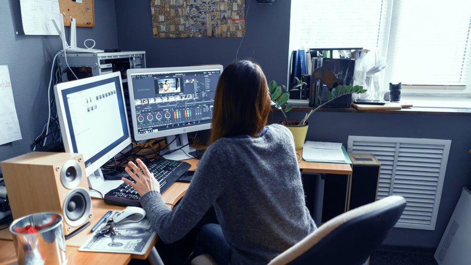 Zu den Aufgaben einer Technischen Redakteurin gehört auch die Erstellung von Videos mit technischen Inhalten. (Bild: Lipik Stock Media/Shutterstock) Was macht eigentlich ein Technical Writer?