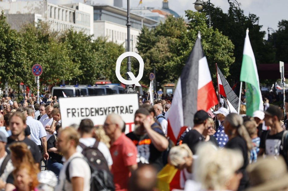 Demonstranten mit dem Symbol von QAnon in Berlin. (Foto:dpa)
