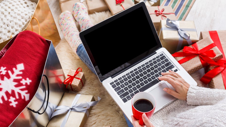 Das E-Commerce-Weihnachtsgeschäft wird traditionell durch den Singles‘ Day eingeläutet. (Foto: Prostock-studio/Shutterstock) 11 Tipps für das Weihnachtsgeschäft
