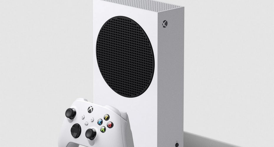 Die Xbox Series S in der Frontansicht. Davor ein Controller.