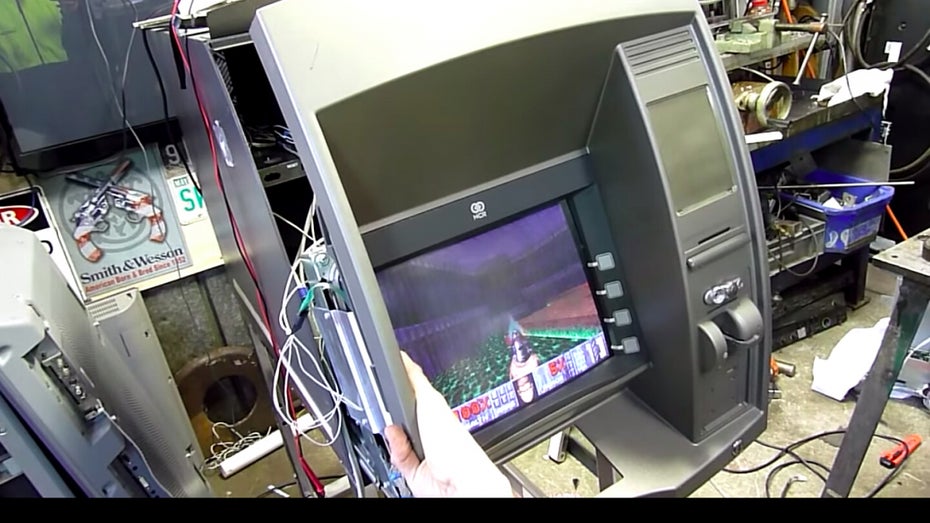 Doom auf einem Geldautomaten. (Screenshot: Aussie50 / Youtube)