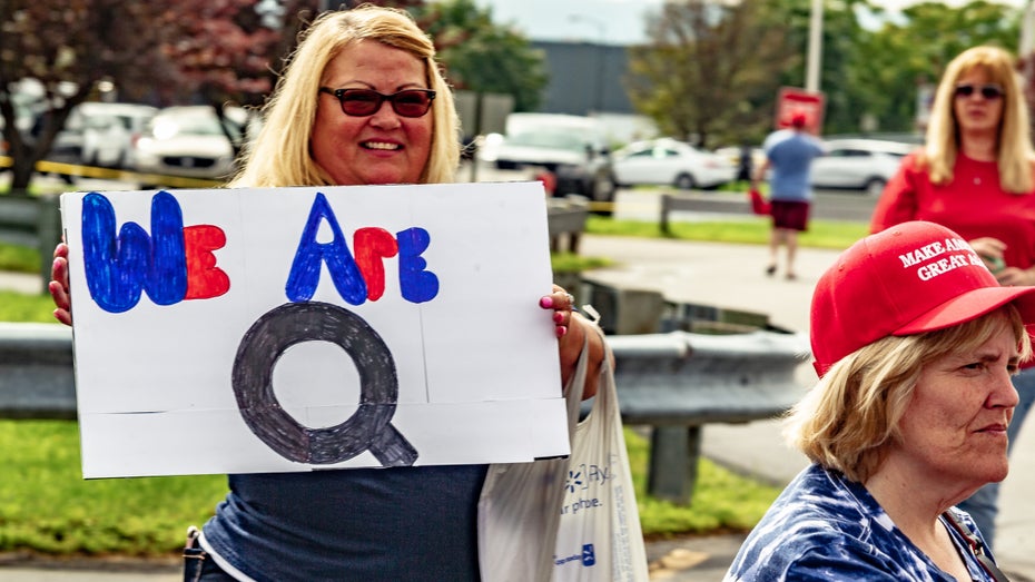 QAnon-Anhängerinnen. (Foto: Brandon Stivers/Shutterstock) 25.000 Dollar Einnahmen pro Monat: Einflussreiche QAnon-Website ist offline