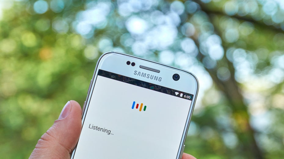 Googles Sprachassistent Google Assistant wird als die beste Sprach-KI gehandelt: Die Funktionen und Einsatzmöglichkeiten sind vielseitig und äußerst zuverlässig. Doch auch kritische Stimmen zum Thema Datenschutz werden immer wieder laut. (Foto: dennizn / Shutterstock)
