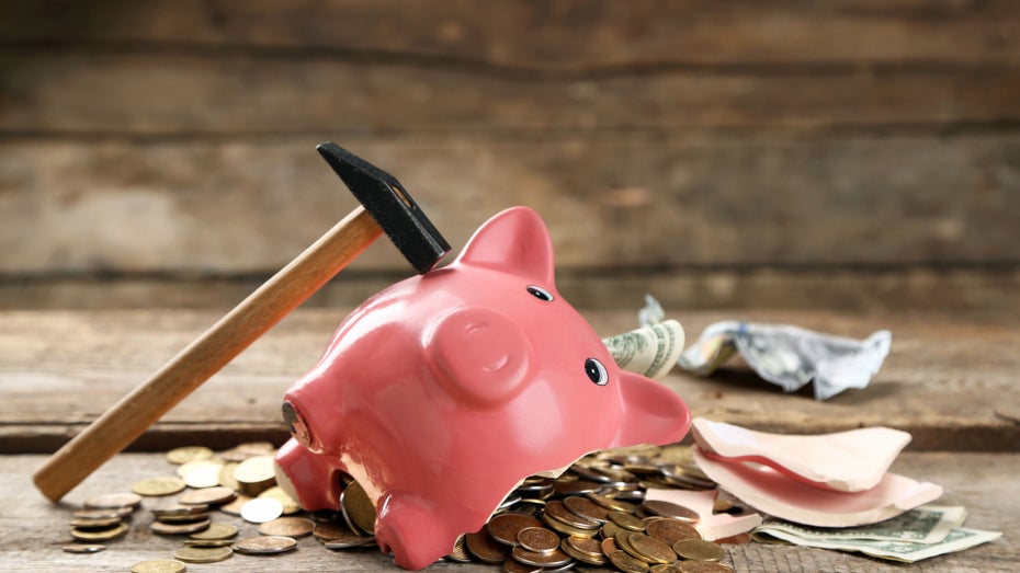Sparbuch und Sparschwein haben ausgedient. (Bild: Shutterstock) Zum Weltspartag: Bye-bye, Sparbuch!