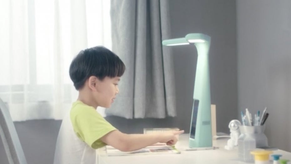 Spion auf dem Schreibtisch: Tiktok-Mutter präsentiert Lampe mit Kamera und Display Spion auf dem Schreibtisch: Tiktok-Mutter präsentiert Lampe mit Kamera und Display