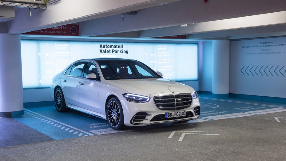 Vollautomatisiertes Parken am Stuttgarter Flughafen. (Foto: Bosch) Am Flughafen Stuttgart suchen sich Autos bald selbst einen Parkplatz