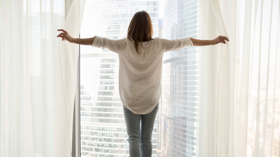 Stoßlüften, Querlüften, Fenster auf Kipp? Wie du richtig lüftest. (Foto: Shutterstock) Corona: Richtiges Lüften – und wie sich Reibereien im Team vermeiden lassen