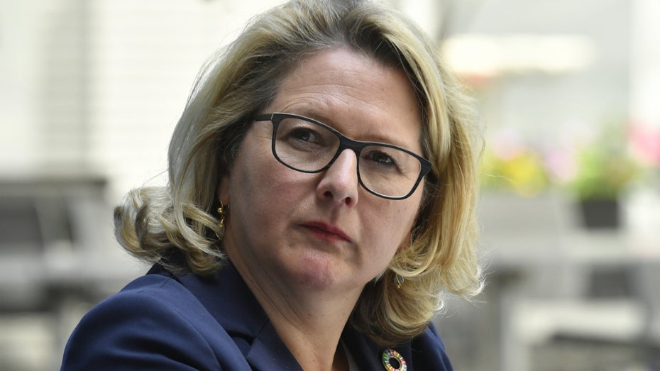 Wie viel Strom verbraucht ein Datenzentrum? Wie viel CO2 verursacht es, Serien mobil zu streamen? Umweltministerin Schulze will es genau wissen. (Foto: dpa) Green Tech: Woran hakt’s beim Klimaschutz, Frau Umweltministerin?
