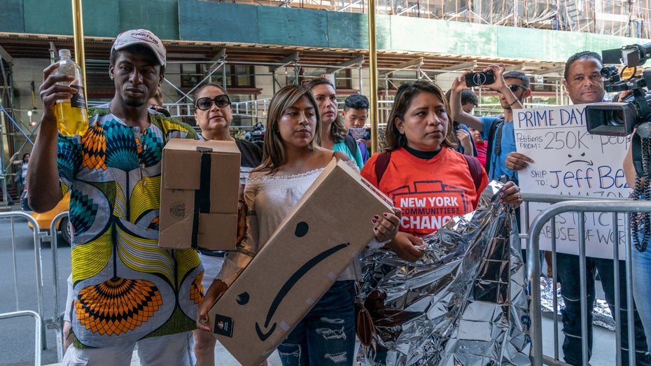 Aktivisten demonstrieren in New York City unter anderem gegen schlechte Arbeitsbedingungen bei Amazon. (Foto: lev radin/Shutterstock) Geleakte Dokumente zeigen, wie Amazon Angestellte überwacht