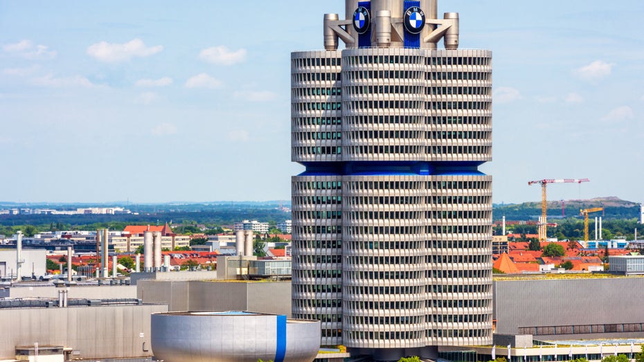 Das Verwaltungsgebäude ist einem Motor nachgebildet, der in der Stadt bald nicht mehr gebaut wird.(Foto: Viacheslav Lopatin / Shutterstock.com) Fokus auf E-Autos: BMW-Stammwerk in München baut keine Verbrenner mehr