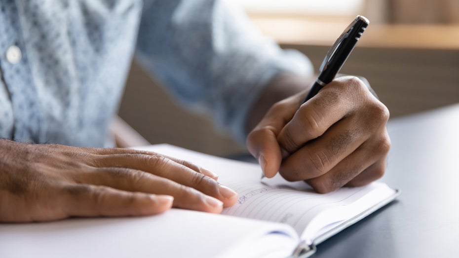 Hirnforschung: Wer mit der Hand schreibt, lernt leichter