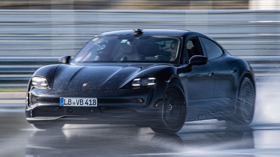 Weltrekord für E-Auto: Porsche Taycan legt den längsten Drift hin Weltrekord für E-Auto: Porsche Taycan legt den längsten Drift hin