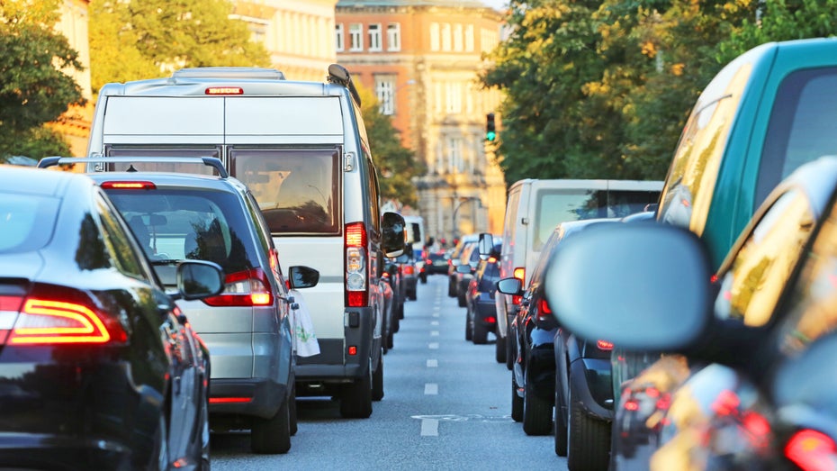 Noch sind die Städte voll von Verbrennungsmotoren. (Foto: Canetti / Shutterstock) Umfrage zeigt, was Deutsche vom Verbot von Verbrennungsmotoren halten