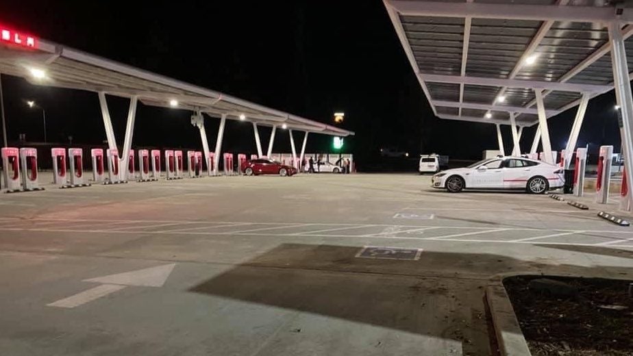 56 Ladesäulen: Tesla eröffnet größte Supercharger-Station der Welt