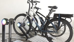 Diese smarte E-Bike-Ladestation erkennt, wie dein Rad geladen werden muss