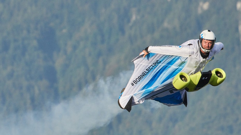 Fliegen mit 300 km/h: BMW elektrifiziert erstmals einen Wingsuit Fliegen mit 300 km/h: BMW elektrifiziert erstmals einen Wingsuit