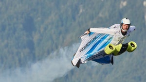 Fliegen mit 300 km/h: BMW elektrifiziert erstmals einen Wingsuit