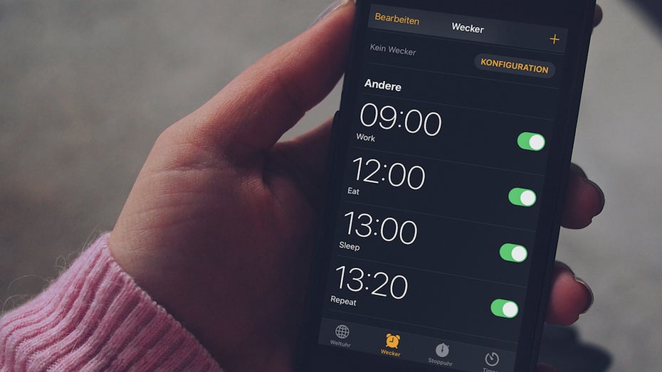 Powernap ja, aber wie? (Grafik: Free mockup by Stocksnap) Powernap im Homeoffice: Leg dich lieber mal hin!