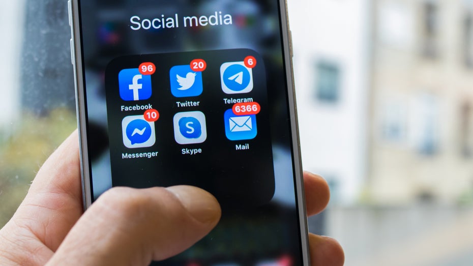 Jugendliche, die häufig in sozialen Netzwerken sind, haben eine höhere Wahrscheinlichkeit psychische Probleme zu bekommen, sagt eine Studie. (Foto: carballo / Shutterstock.com) Suizid-Beiträge: Britische Regierung plant hohe Strafen gegen Tech-Konzerne