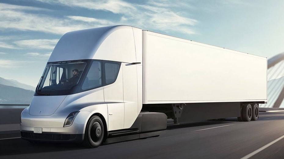 Die Leute warten schon seit 2017 auf den Truck „Tesla Semi“. Nächstes Jahr soll er in Produktion gehen. (Bild: Tesla) Tesla: Neue Prototypen von Semi und Cybertruck aufgetaucht