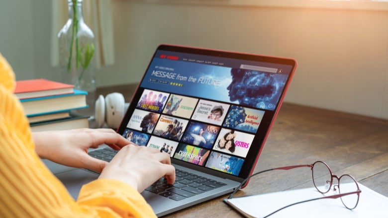 Mittlerweile bieten längst nicht mehr nur Streamingdienste Abo-Modelle an. (Foto: Shutterstock / metamorworks) Content monetarisieren: 10 Strategien für die Zukunft