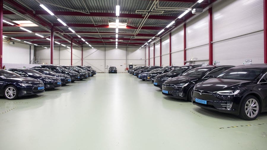 Schlechte Qualität und mieser Service? Taxifirma fordert Schadenersatz von Tesla Schlechte Qualität und mieser Service? Taxifirma fordert Schadenersatz von Tesla