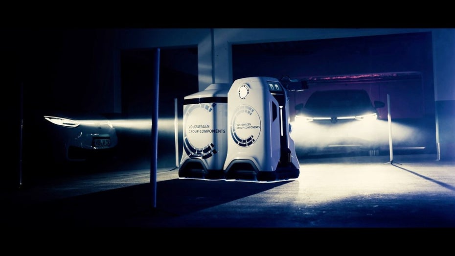 VW präsentiert Roboter zum Laden von Elektroautos VW präsentiert Roboter zum Laden von Elektroautos