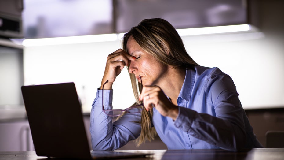 Einsam im Homeoffice. (Foto: Shutterstock-lightpoet) Einsam im Homeoffice? Was fehlt – und was ihr tun könnt