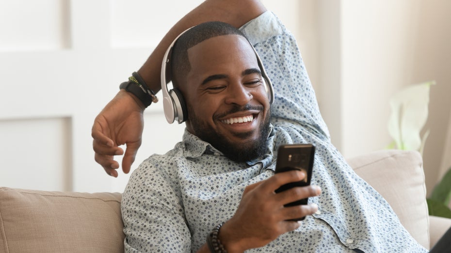Der Diskurs auf Clubhouse findet live und audio-basiert statt. (Foto: fizkes/shutterstock) 5 Dinge, die du diese Woche wissen musst: Was geht bei Clubhouse?