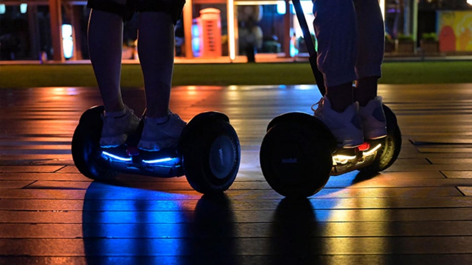 Der Ninebot S Max leuchtet im Dunkeln. (Bild: Segway-Ninebot) Segway-Ninebot: Den neuen E-Scooter Ninebot S Max kannst du zum Gokart machen