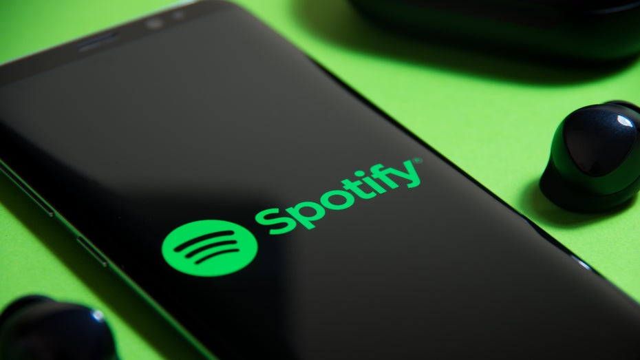 Podcasts sind ein zentraler Baustein von Spotify. (Foto: masterpiece / Shutterstock)