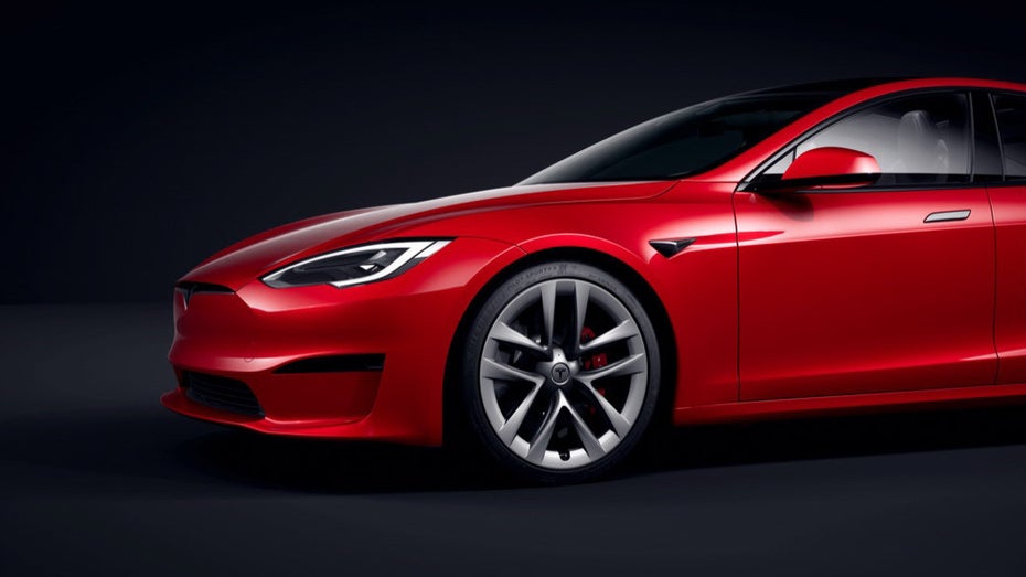 Verkaufsstart angeblich schon im Juli: Elon Musk stellt neues Model S vor Verkaufsstart angeblich schon im Juli: Elon Musk stellt neues Model S vor