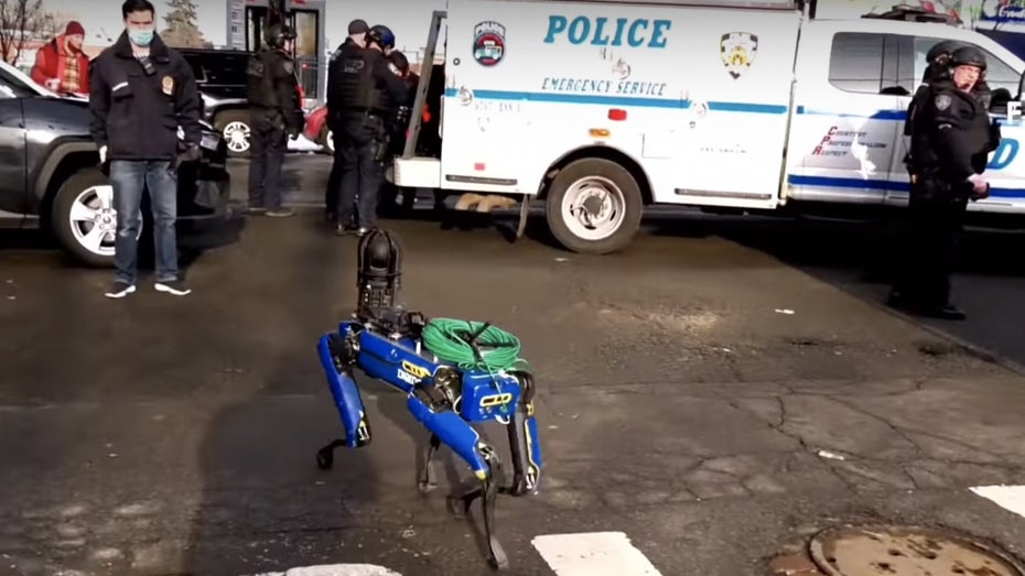 Der Digidog der NYPD kommt von seinem Einsatz. (Screenshot FNTV/ t3n) Roboterhund für New Yorker Polizei im Einsatz