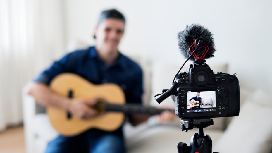 Live-Content im Influencer-Marketing: Die Community wünscht sich virtuelle Gemeinschaftserlebnisse. (Foto: Rawpixel.com/Shutterstock) Trend-Report: Das wird 2021 wichtig im Influencer-Marketing
