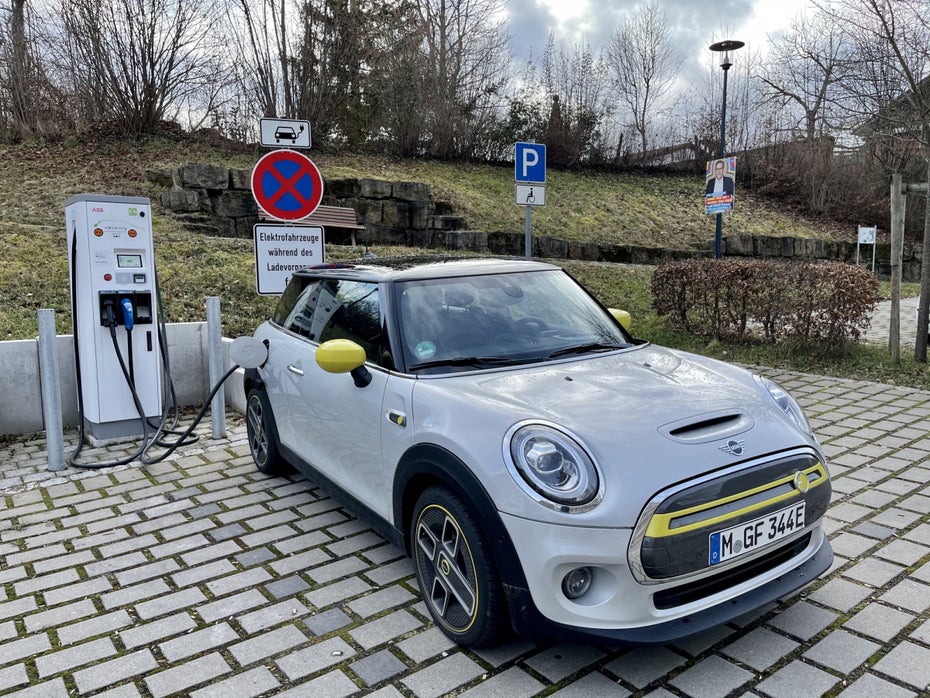 Mini Cooper SE an der Ladestation