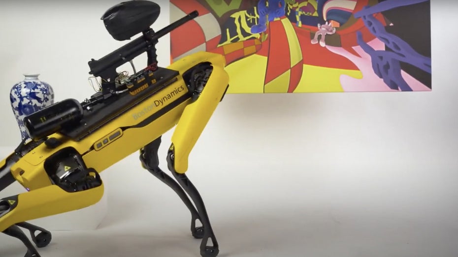 Spot in der Kunstgalerie. (Screenshot: Youtube) Im Livestream: Roboterhund Spot bekommt eine Knarre – und ihr die Kontrolle