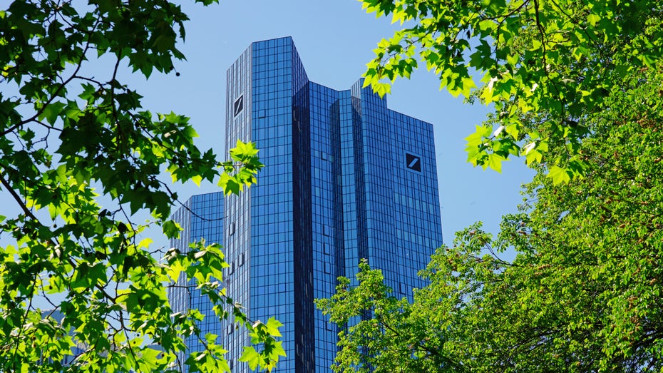 Das Deutsche-Bank-Hochhaus in Frankfurt am Main. (Foto: EQRoy / Shutterstock.com) Warum jetzt auch die Deutsche Bank in die Kryptowelt vordringt