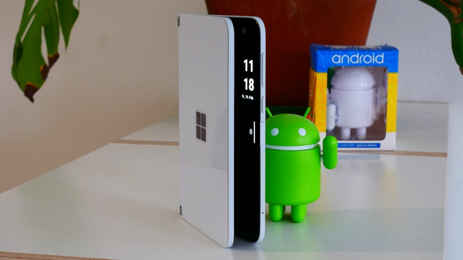 Peek: Beim leichten Aufklappen zeigt das Microsoft Surface Duo die Uhrzeit an. (Foto: t3n)