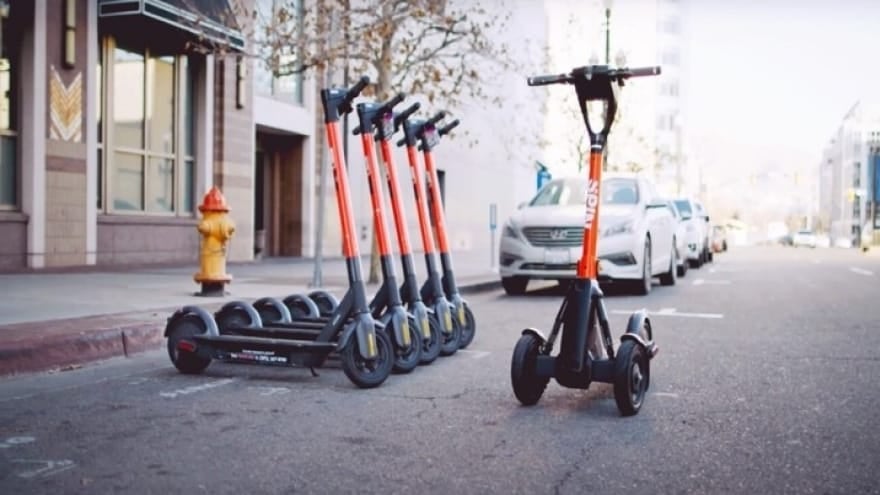 Fordtochter Spin testet E-Scooter, die sich aus der Ferne umparken lassen Fordtochter Spin testet E-Scooter, die sich aus der Ferne umparken lassen