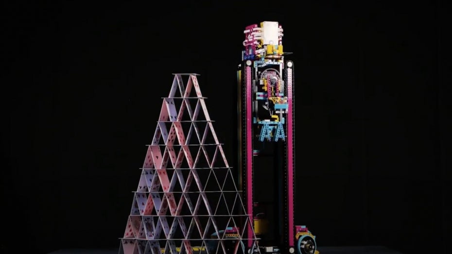 Lego Roboter baut ein Kartenhaus. (Screenshot: Youtube/Sacek, t3n) Entschleunigung pur: Dieser Lego-Roboter baut das perfekte Kartenhaus