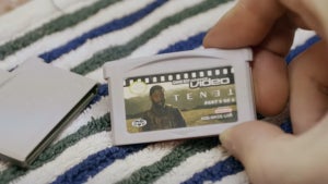 So landete der Film Tenet auf einem Gameboy Advance