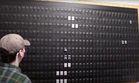 So sieht es aus, wenn jemand Tetris auf einem mechanischen Flipboard spielt