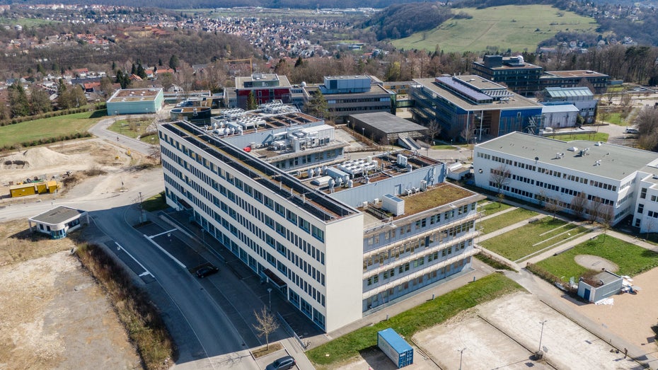 Impfstoff-Drucker: Curevac und Tesla stellen mobiles Pharmalabor vor Impfstoff-Drucker: Curevac und Tesla stellen mobiles Pharmalabor vor