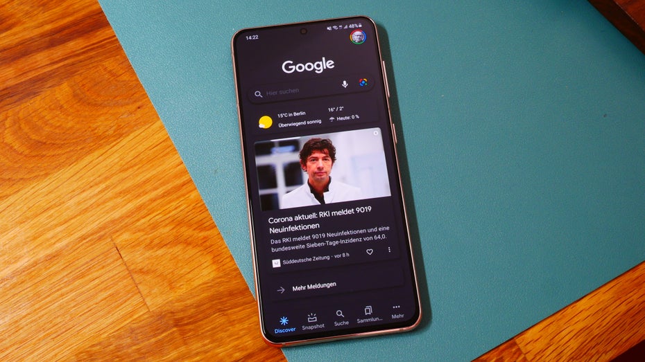 Smartphone mit dem Startscreen der Google-App