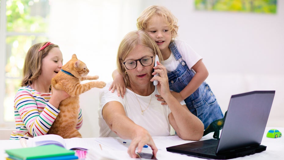 Verzweifelt im Homeschooling-Office: New Yorker Hotline lässt Frauen schreien Verzweifelt im Homeschooling-Office: New Yorker Hotline lässt Frauen schreien